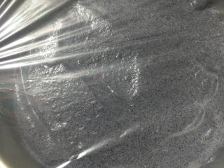 11、黑米蒸蛋糕,封上保鲜膜