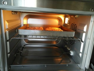 12、蔓越莓司康,放入预热好的烤箱中上层上火150度下火130度25分钟