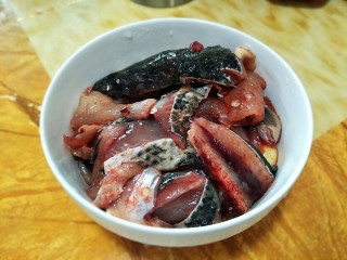 1、酸汤鱼,准备好切片好的鱼，我让卖鱼的大姐帮我切片的。可惜她切得厚了点