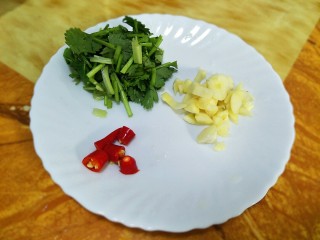 4、酸汤鱼,辣椒切段，蒜头切小块。香菜切小段