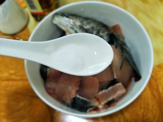 5、酸汤鱼,洗干净的鱼放入一勺的盐
