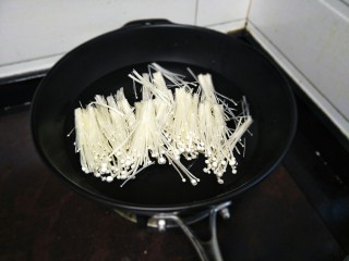 10、酸汤鱼,陶瓷锅放水，放入金针菇，加点油烫熟