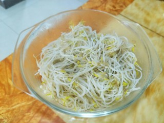 12、酸汤鱼,烫好的金针菇豆芽放盆底