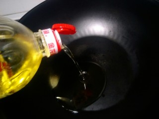 13、酸汤鱼,锅里倒入适量的油