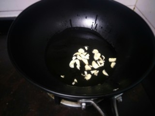 14、酸汤鱼,油热放蒜蓉爆香