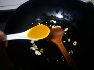 15、酸汤鱼,加入四勺酸汤酱，抄下。看你自己口味。要多点或者少点都行