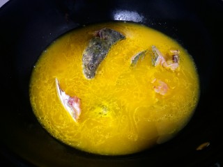 17、酸汤鱼,先放入鱼头鱼尾还有带鱼骨的肉煮