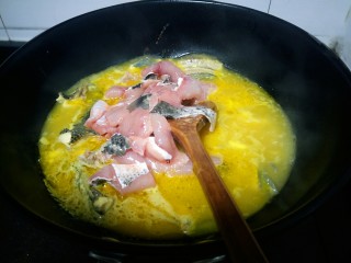 18、酸汤鱼,煮到鱼头尾差不多熟了，就放入腌好的鱼肉片