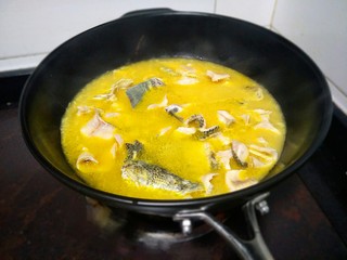 19、酸汤鱼,煮到鱼肉发白熟了就可以关火了，