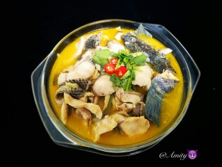 20、酸汤鱼,把鱼肉跟汤倒入有金针菇豆芽垫底的盆子里，再放下红辣椒段香菜就搞定了