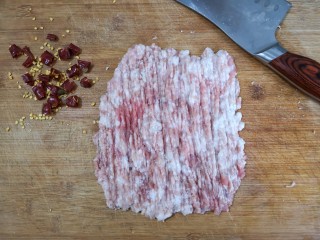 3、梅干菜肉烧饼,五花肉剁成肉糜，也可在超市买粗绞的肉馅。(强烈建议用五花肉，梅干菜吸油才好吃）。干辣椒洗净切小段。