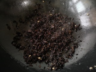 5、梅干菜肉烧饼,将泡发好的梅干菜攥去水后倒入锅中，中火翻炒出香味。