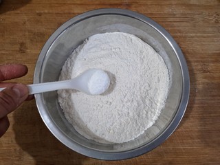 8、梅干菜肉烧饼,250克面粉中加2克盐。