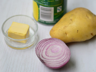 1、土豆玉米浓汤,材料准备好