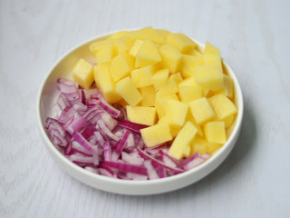 2、土豆玉米浓汤,土豆切块，洋葱切小丁