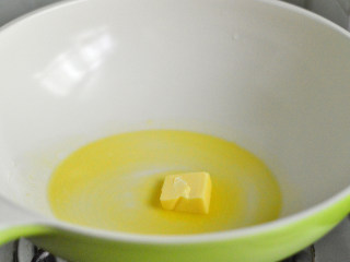 3、土豆玉米浓汤,黄油放入锅中，小火加热至融化