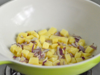 4、土豆玉米浓汤,放入土豆和洋葱炒制