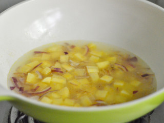 5、土豆玉米浓汤,倒入水，大火烧开，小火煮20分钟