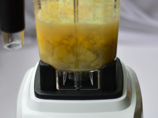 6、土豆玉米浓汤,稍微放凉后，倒入料理机