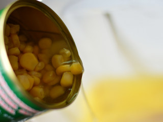 7、土豆玉米浓汤,倒入玉米粒