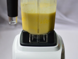 8、土豆玉米浓汤,搅拌至细腻无颗粒状