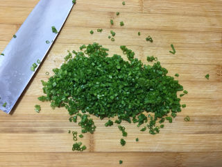 3、葱香曲奇饼干 ,然后切碎，尽量切细。