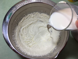 12、葱香曲奇饼干 ,加入牛奶。