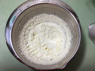 13、葱香曲奇饼干 ,同样用打蛋器打至浓稠。