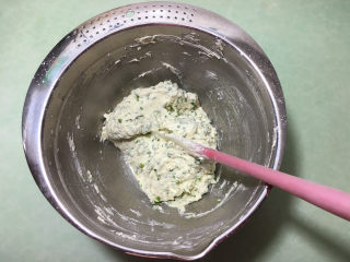 17、葱香曲奇饼干 ,用硅胶刀混合均匀。