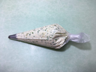 18、葱香曲奇饼干 ,装入裱花袋中。