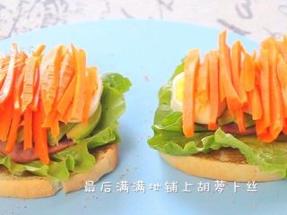7、牛油果鸡蛋火腿三明治, 摆上一片片鸡蛋。有点多,老是往下掉,没事,继续码。满满地铺上胡萝卜丝!全部放上去,胡萝卜会掉下来,也没关系,塞回去。