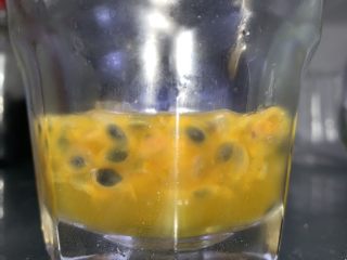 3、百香果特饮,用小勺将果肉挖出放进杯子，并加入2、3勺蜂蜜，视个人口味添加。