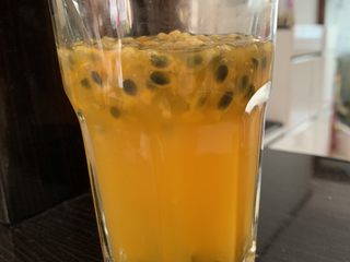 4、百香果特饮,加入温水，一杯酸甜可口特饮就完成了。