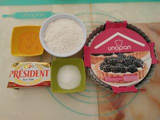 1、酸奶芝士派,准备好派皮材料。