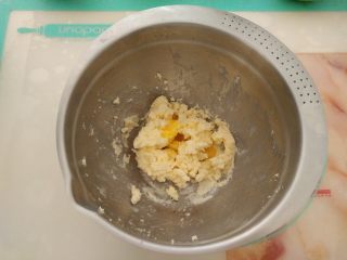 4、酸奶芝士派,加入全蛋液继续打发均匀。