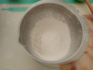 5、酸奶芝士派,筛入低筋面粉。