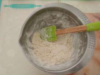 6、酸奶芝士派,用刮刀拌匀