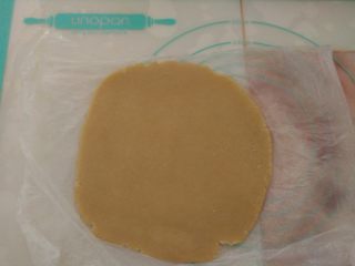 8、酸奶芝士派,取出冷藏好的面团，擀成比模具大的片。