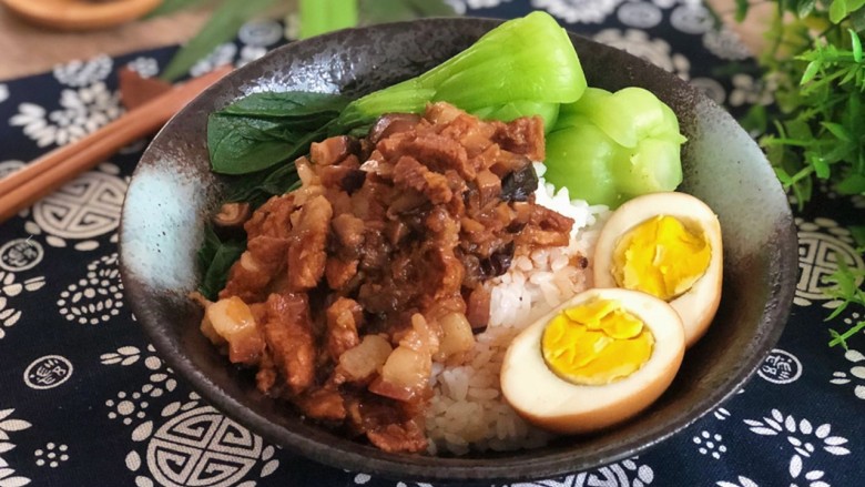 酱汁浓郁,肉条鲜嫩,每一口都欲罢不能——卤肉饭