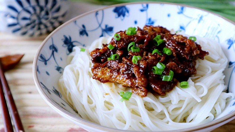 花样面条蟹味鸡蛋炸酱面