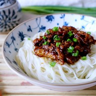 花样面条蟹味鸡蛋炸酱面