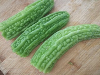 2、减脂系~凉拌苦瓜,苦瓜洗净切四份用小勺刮瓤