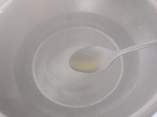 6、减脂系~凉拌苦瓜,一点油，这样焯水的苦瓜颜色可保持翠绿