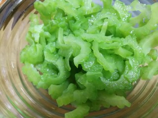 9、减脂系~凉拌苦瓜,控过水的苦瓜放入大碗内