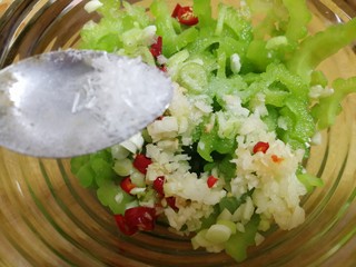 13、减脂系~凉拌苦瓜,少许味精