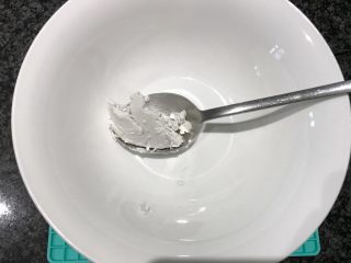 2、牛奶酒酿水破蛋,首先取出一个小碗，加入椰浆，