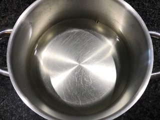 4、牛奶酒酿水破蛋,在小锅里加入少许清水，开大火把水煮开，