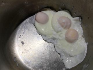 6、牛奶酒酿水破蛋,鸡蛋成型后，倒出开水，留下鸡蛋，
