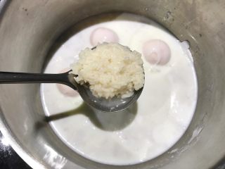 8、牛奶酒酿水破蛋,小火煮至微开，再把酒酿加进来，