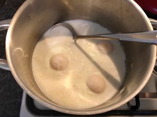 9、牛奶酒酿水破蛋,搅拌均匀（喜欢甜口的在这里再添加糖也可以，酒酿本身就有甜味，各自决定添加哈????），